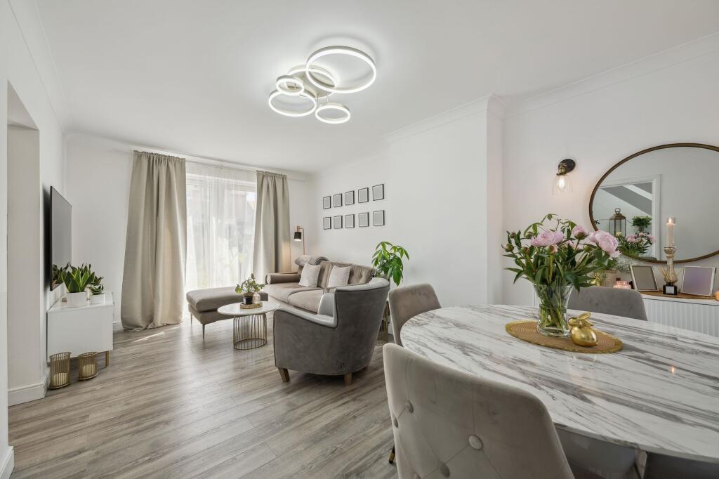 Lounge / Dining Area