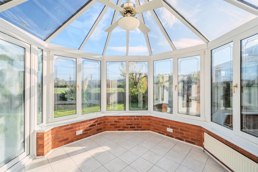 64 Cambria Close-22.jpg