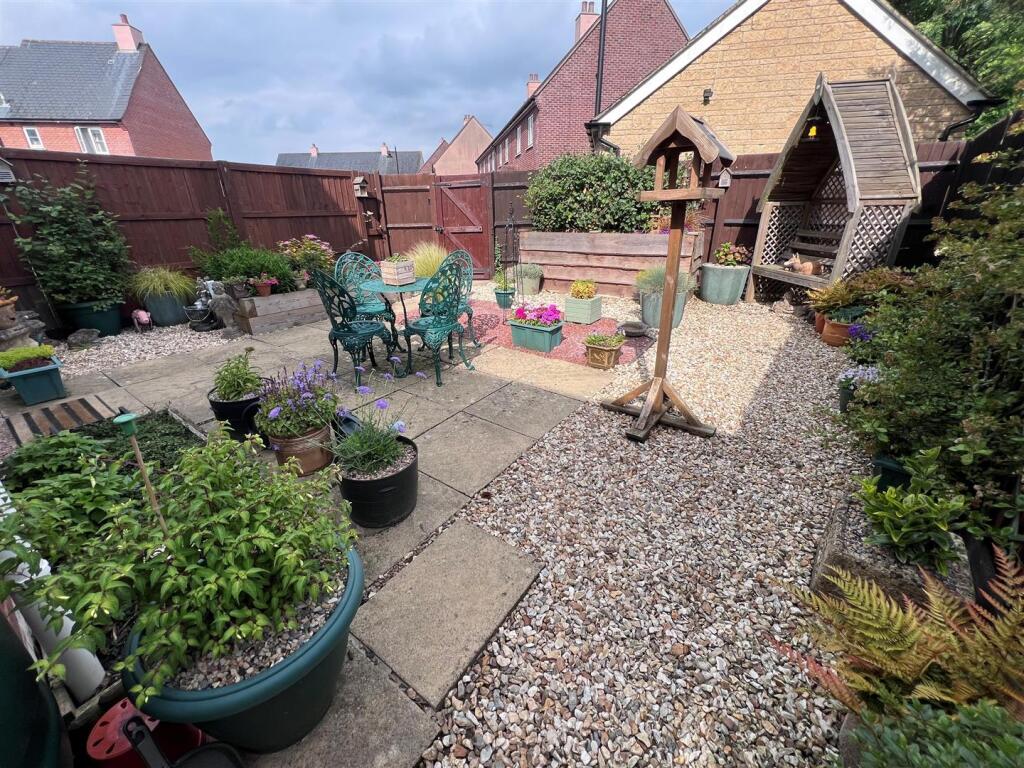 Rear garden 2.jpg