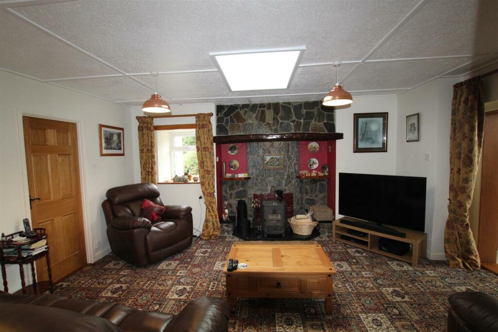 LIVING ROOM 2.JPG