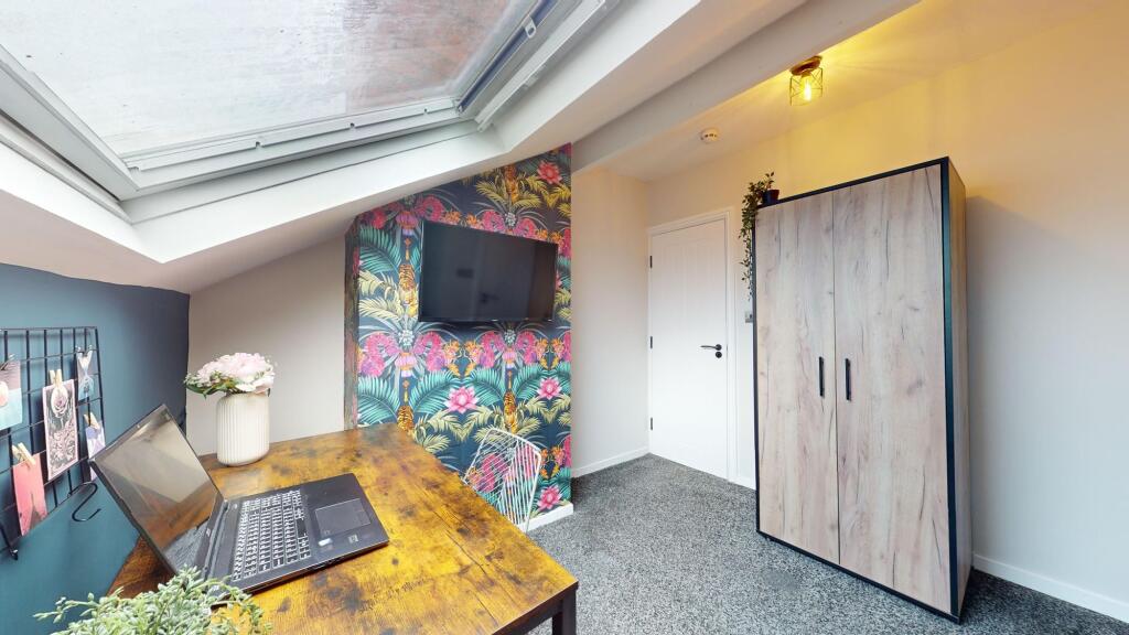 This charming double bedroom features a cozy wo...