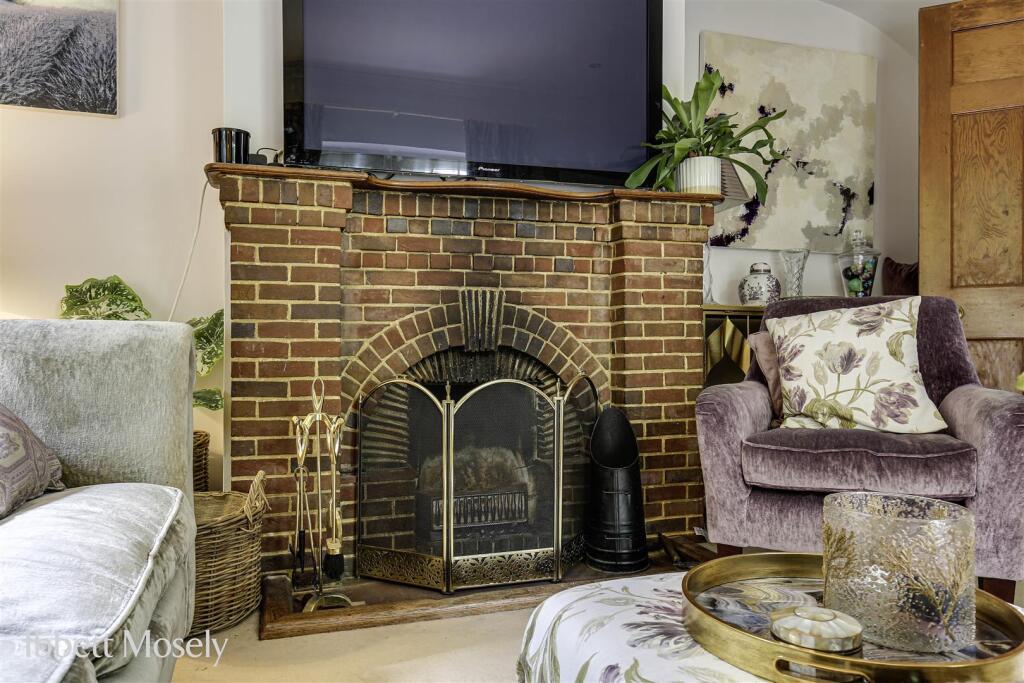 8 Fireplace.jpg