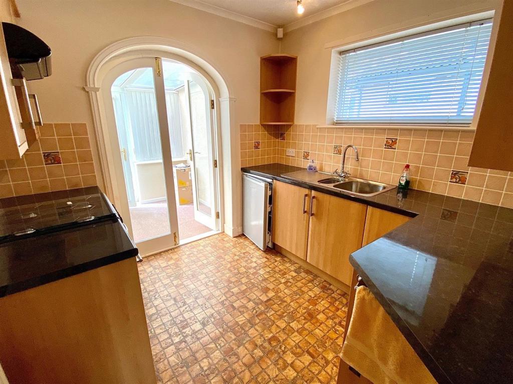 robin royd grove 2 kitchen.jpg