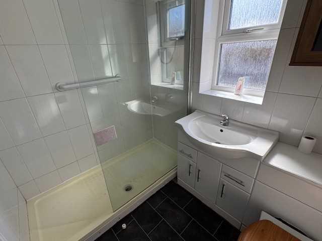 BATHROOM / SHOWER