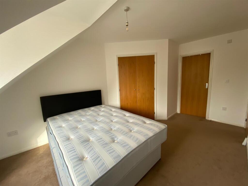 bedroom long.jpg