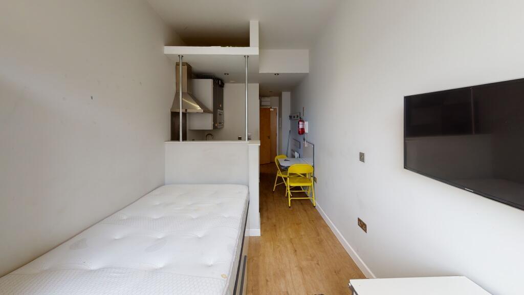A neat and minimalistic single bedroom with a c...