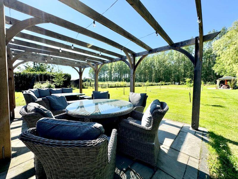 Pool house outside dining 