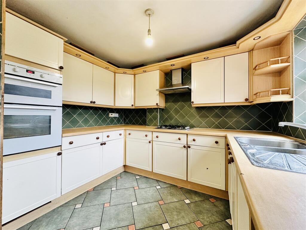 KITCHEN &amp; DINER