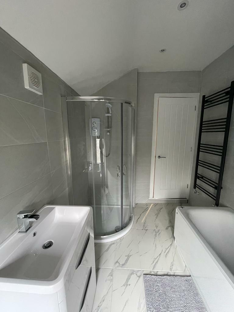 bathroom 1.jpg