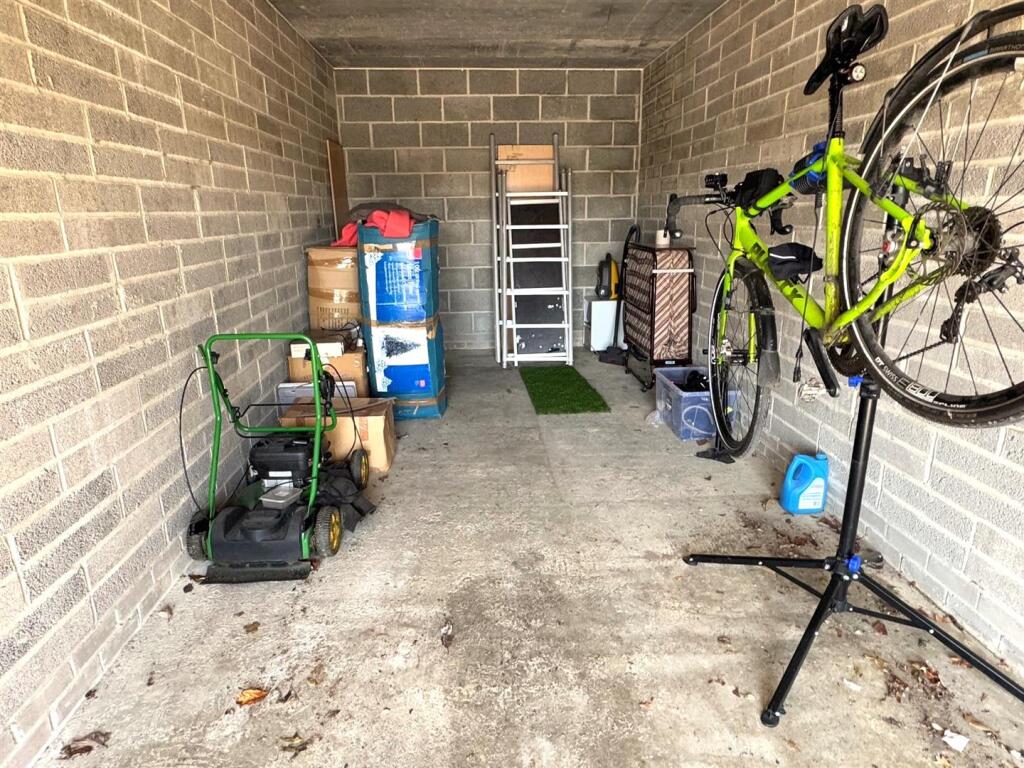 GARAGE INTERNAL.jpg
