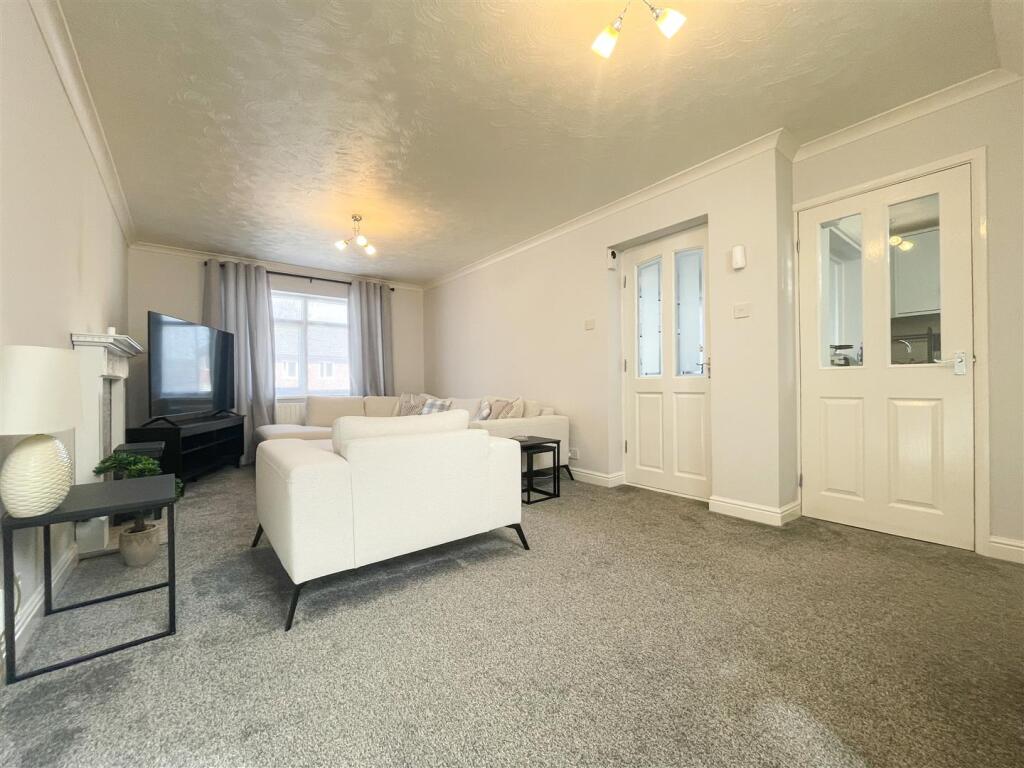 LOUNGE/DINING ROOM