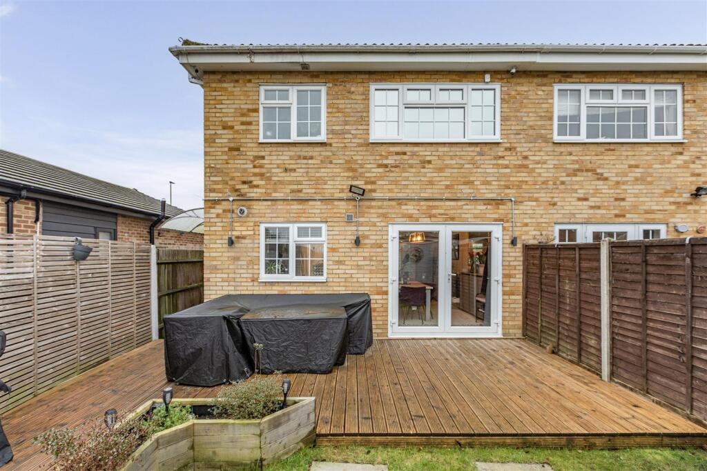 143 High Road, Byfleet, KT14 7RJ - 16.jpg