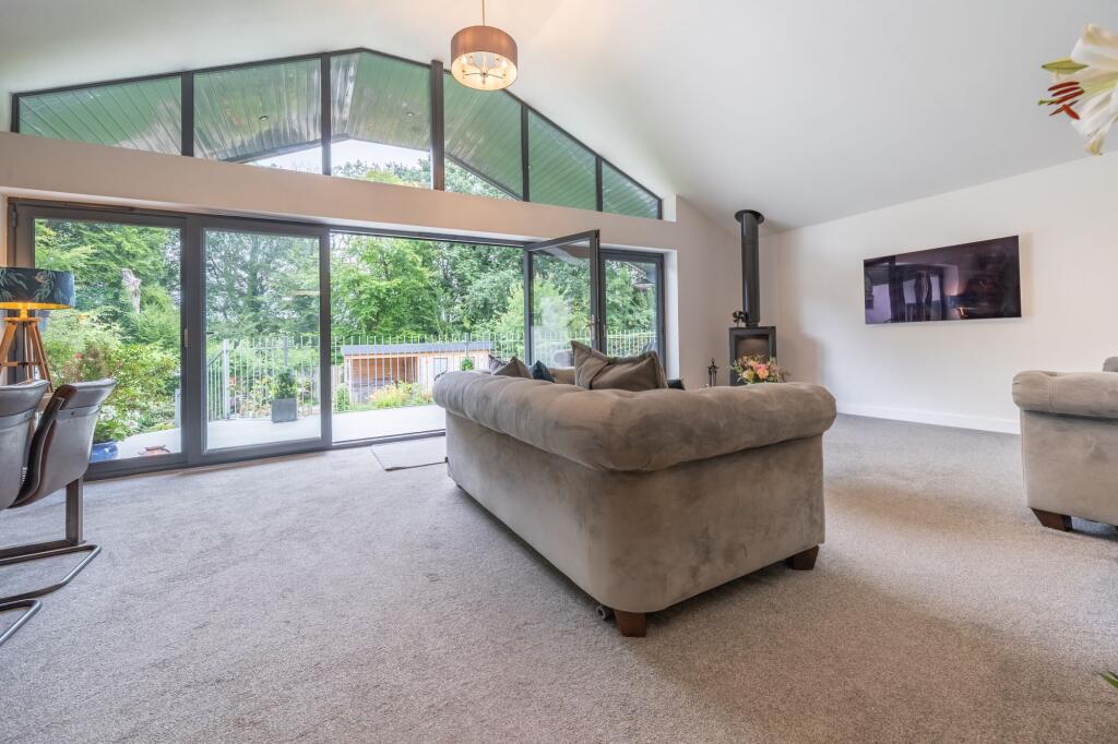 OPEN PLAN LIVING AREA