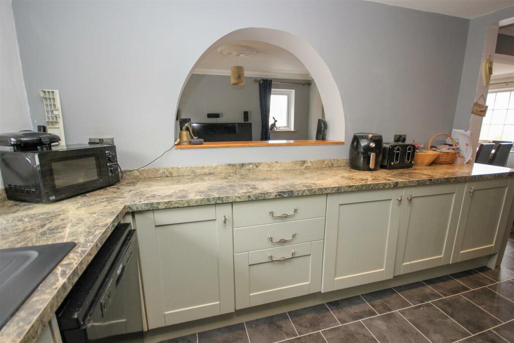 Kitchen 2.jpg