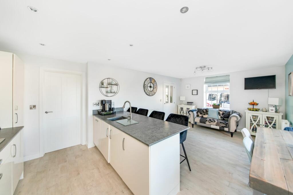 LIVING/DINING KITCHEN