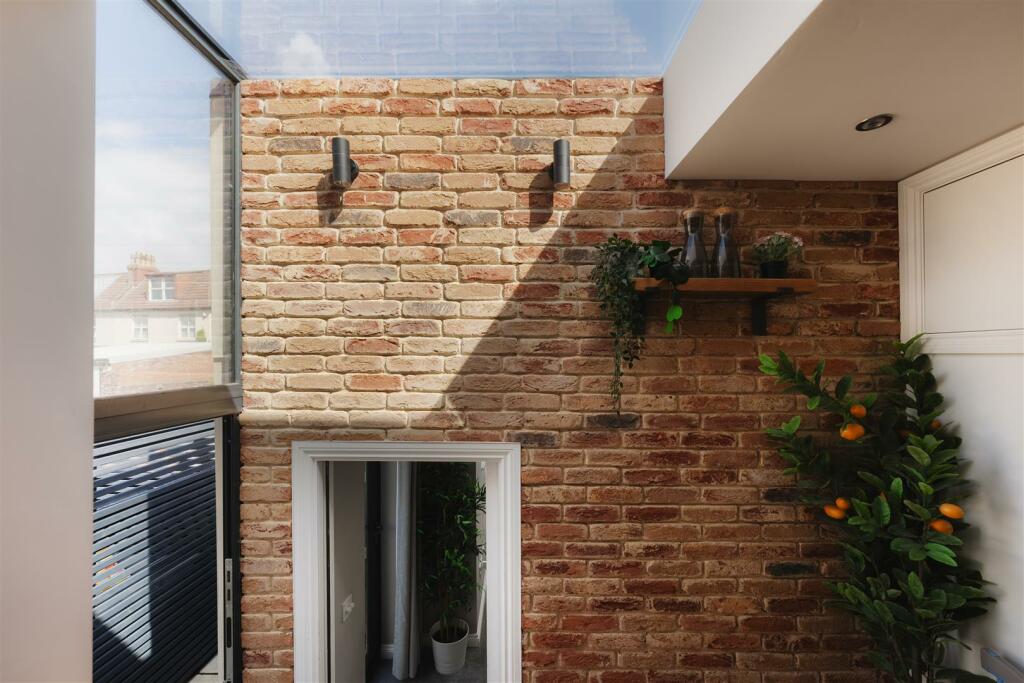 To garden and bedroom 3