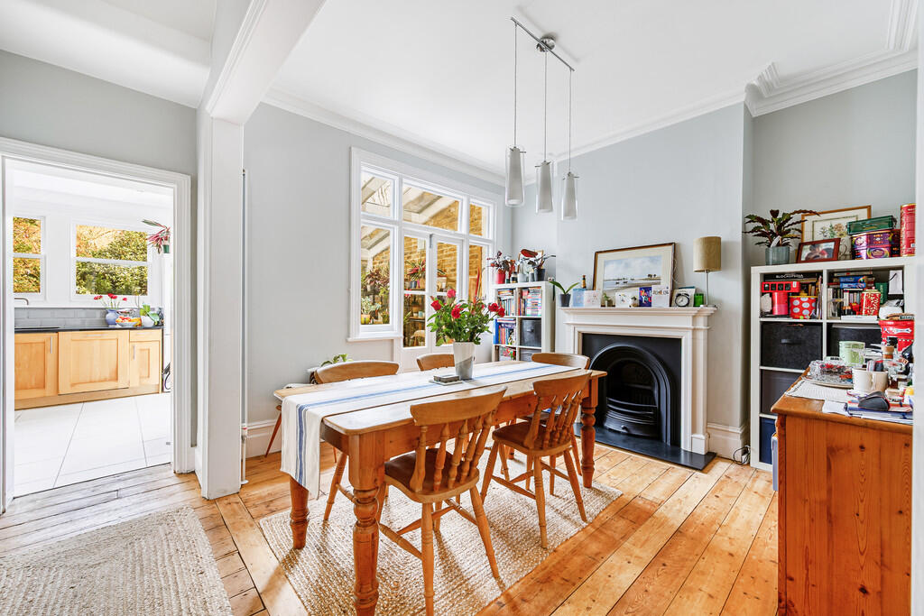 Waldemar Avenue (...