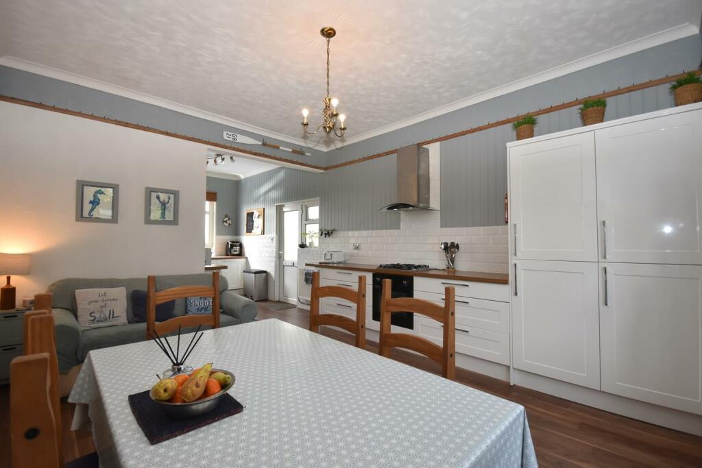 DINING KITCHEN.JPG