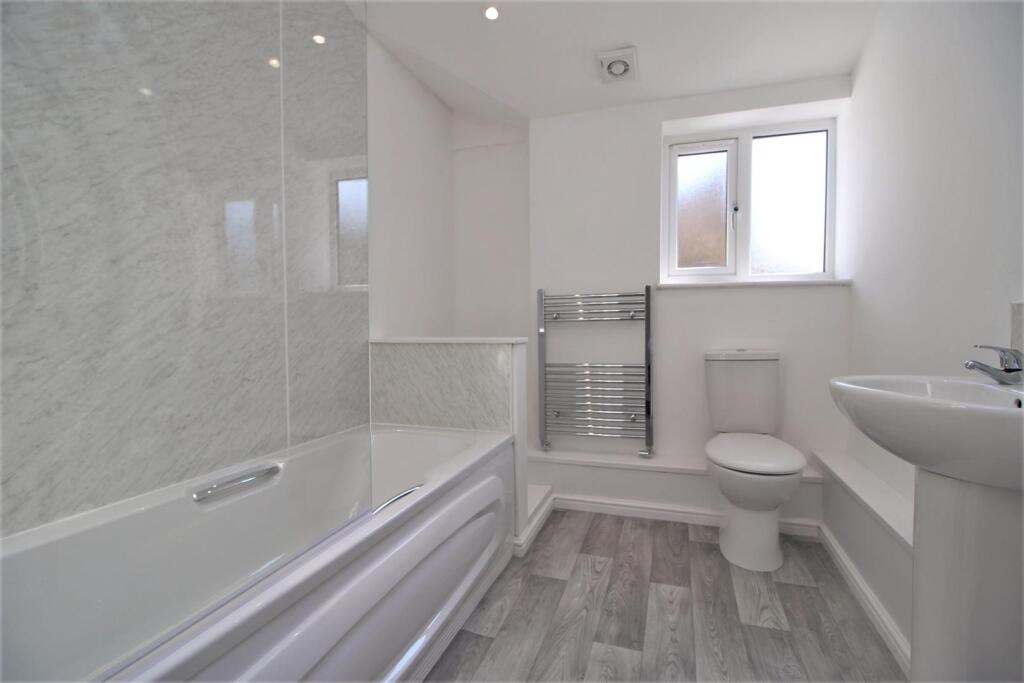 Family Bathroom (1).JPG