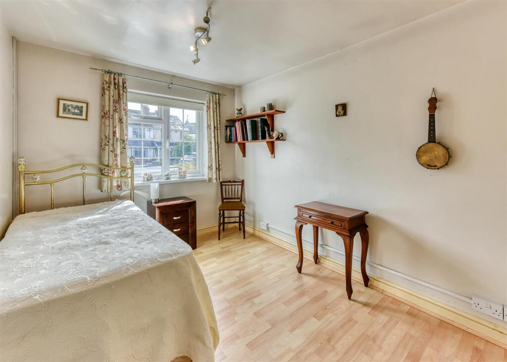 109 Bhylls Lane-bed2.jpg