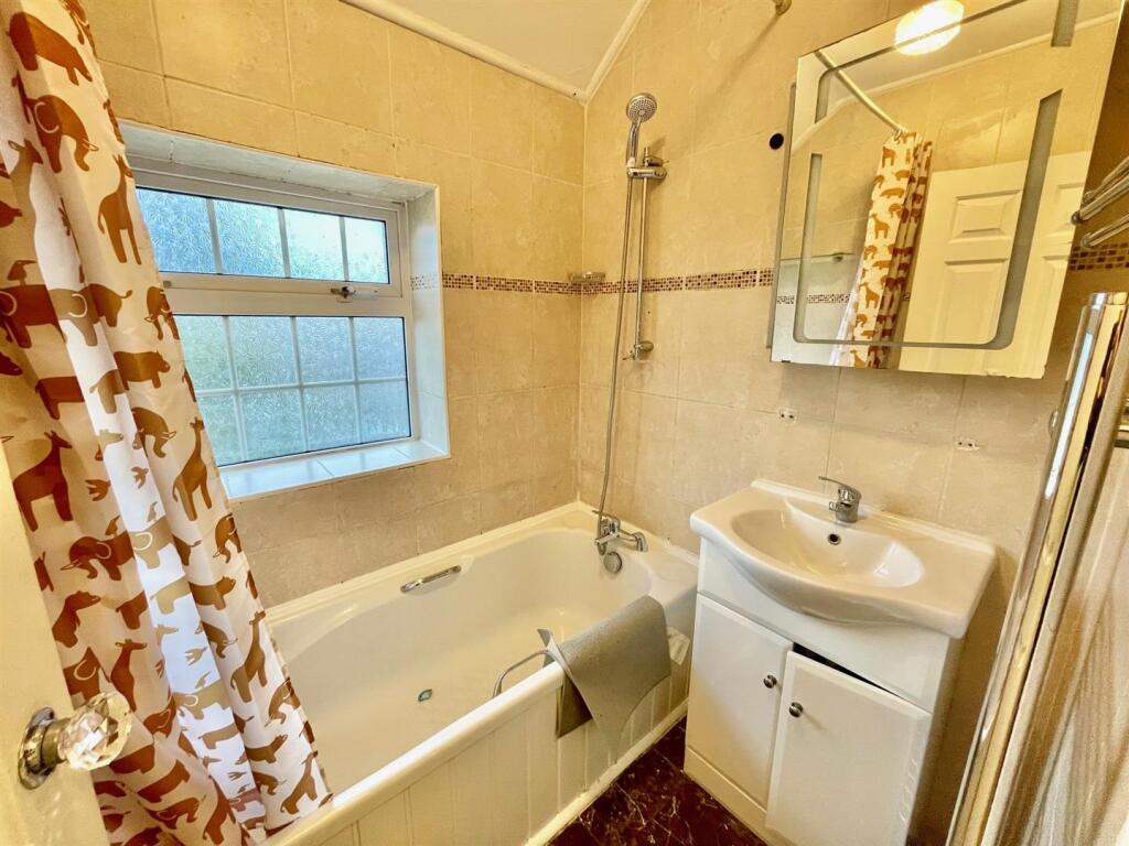 12 Kemble Close Bathroom.jpg