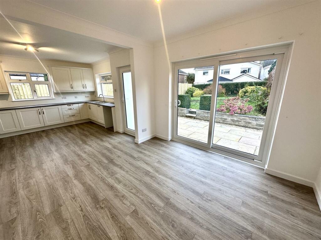 KITCHEN/FAMILY DINING ROOM