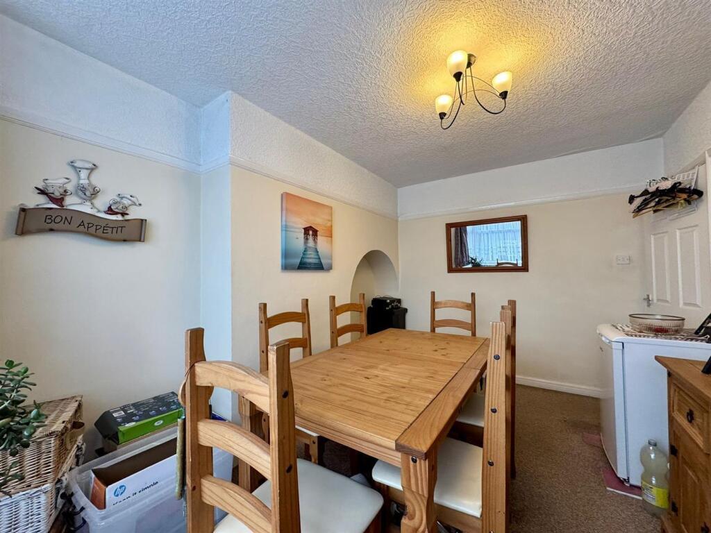 Dining room (2).jpg