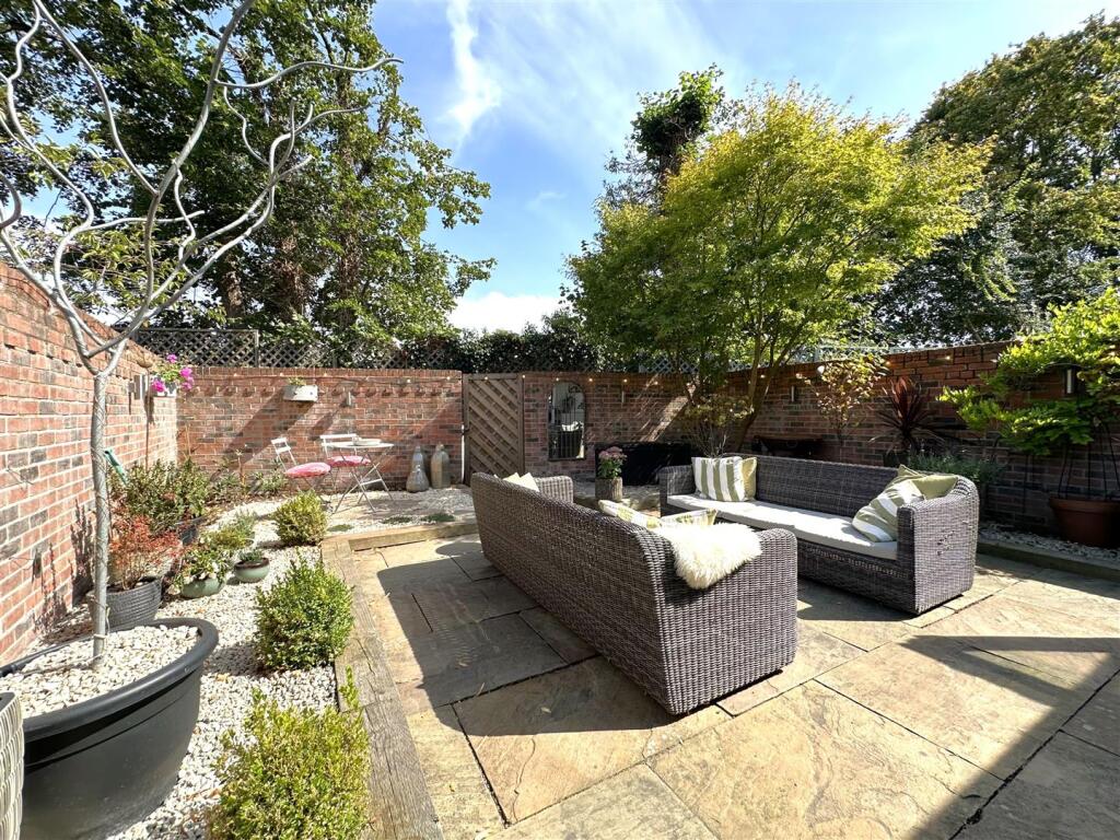 Lovely Landscaped Walled Garden 224