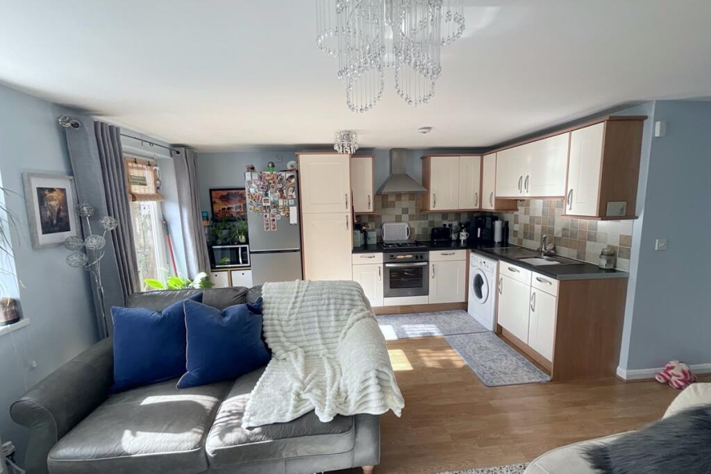 LIVING ROOM/KITCHEN 