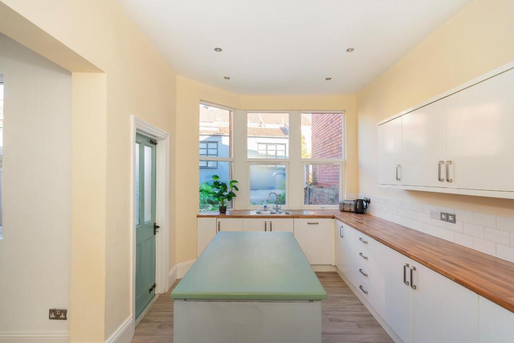 2S7J0LBR - Kitchen B.jpg