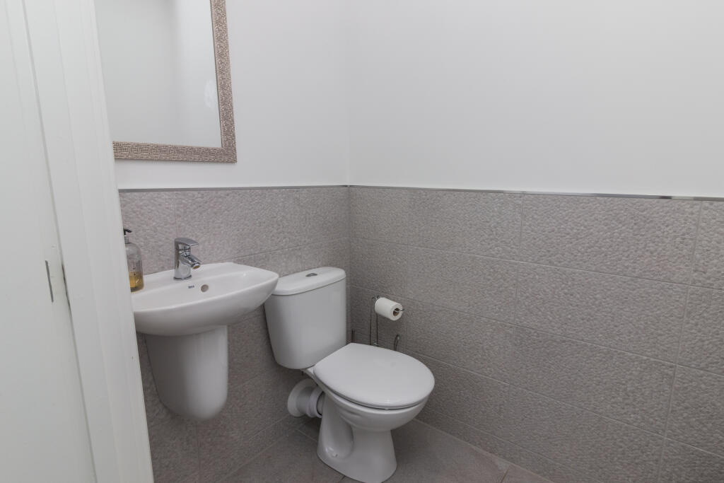 81 rosemont place, Barrhead g78 1fe L-20