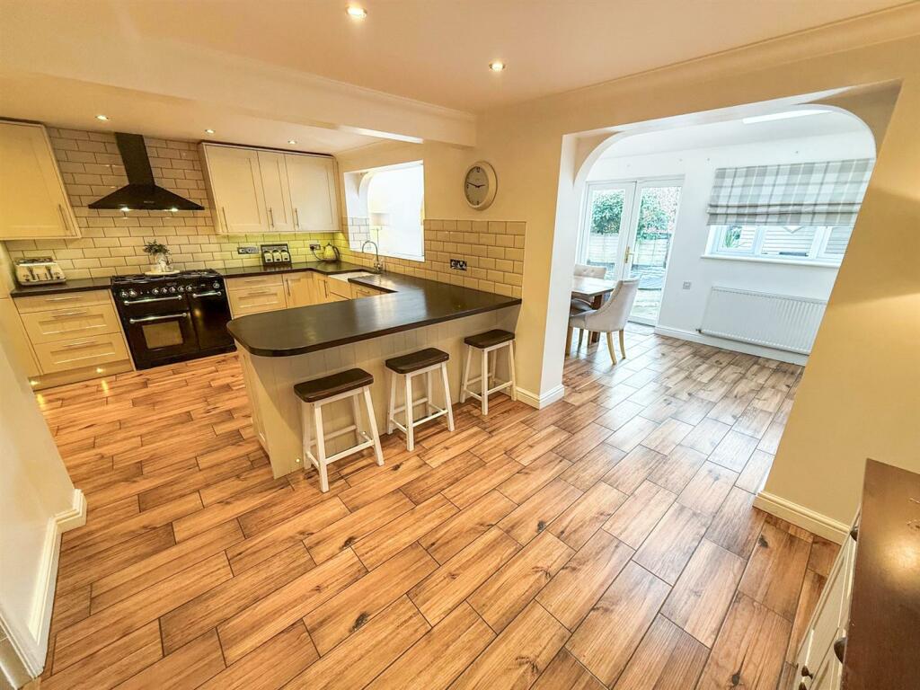 Kitchen/ Breakfast Room