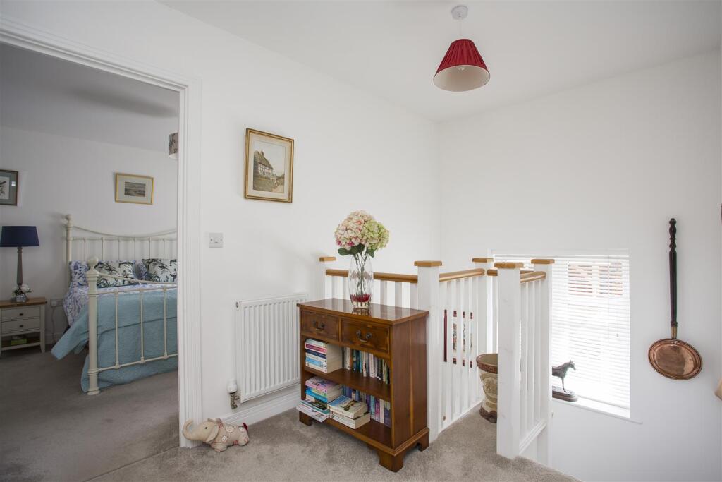 PART  GALLERIED  GOOD  SIZED  LANDING