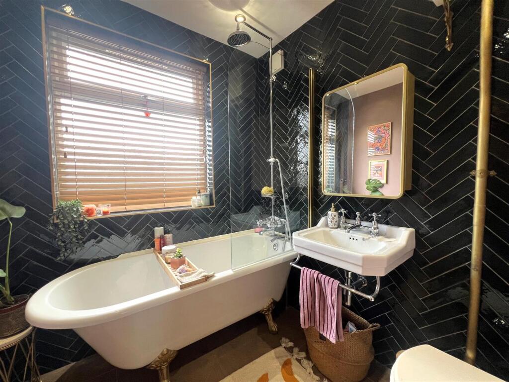 Oakleigh Drive - Bathroom.jpg