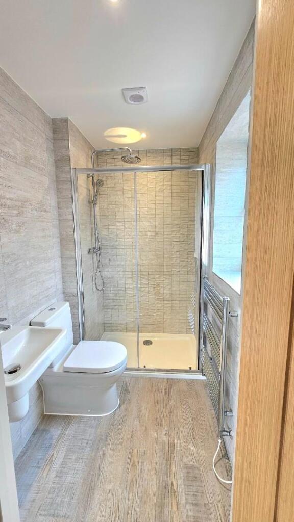 10 Magnum Plum Way en suite.jpg