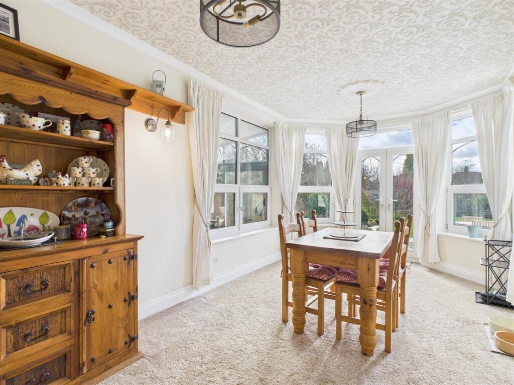 SITTING ROOM/ DINING AREA