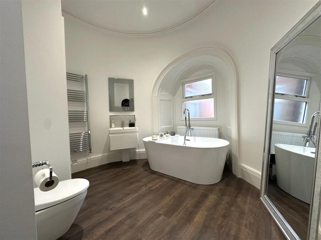 Stunning Family Bathroom 572