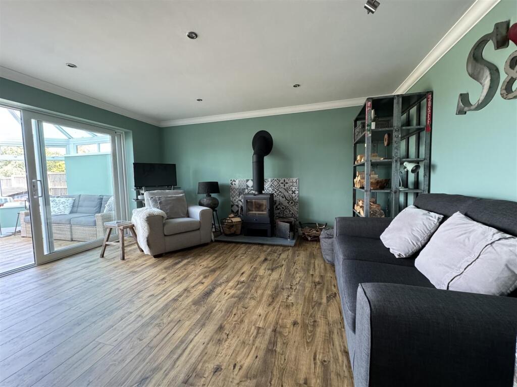 Open plan sitting room/kitchen