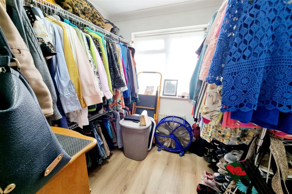 BEDROOM 4: