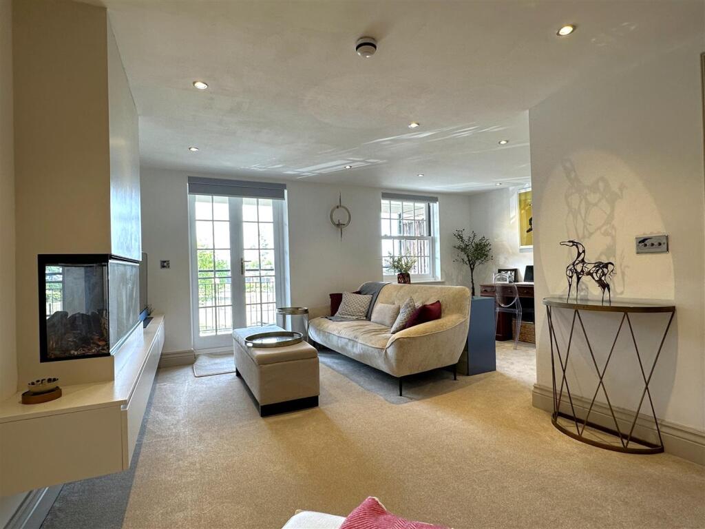 Generous L-Shaped Lounge 062