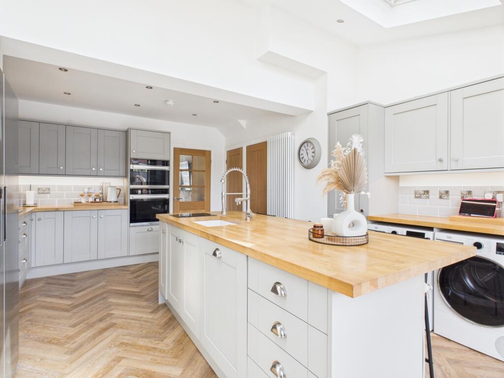 CAM03729G0-PR0115-STILL018