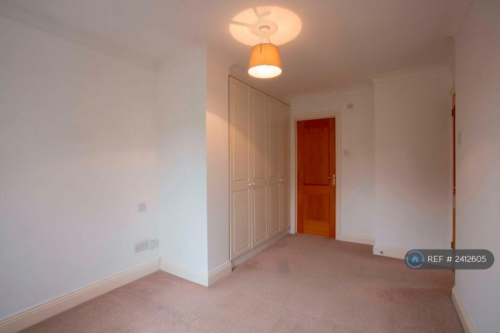 Upstairs En-Suite Bedroom