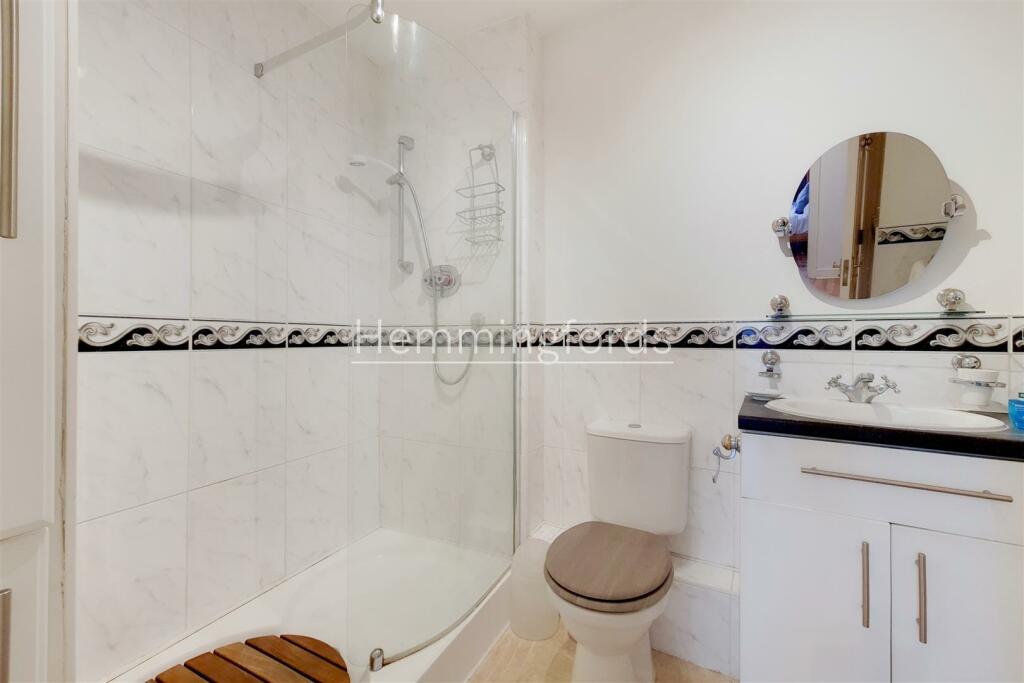 6_Shower Room-0.jpg