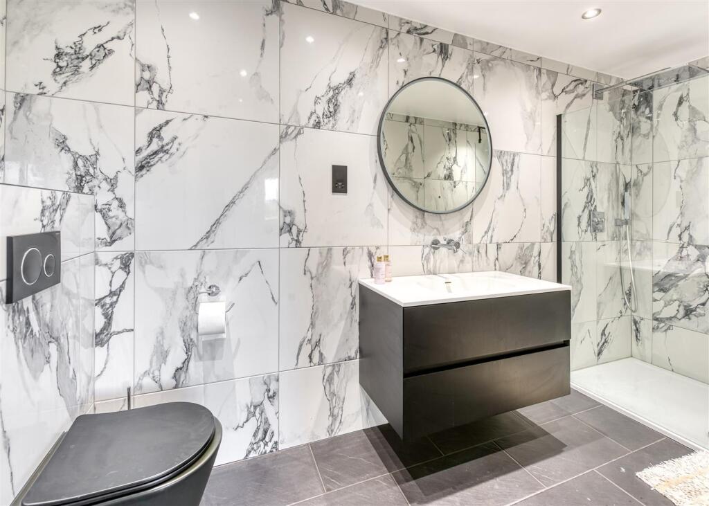 Oaklands Farm-bed1 ensuite.jpg