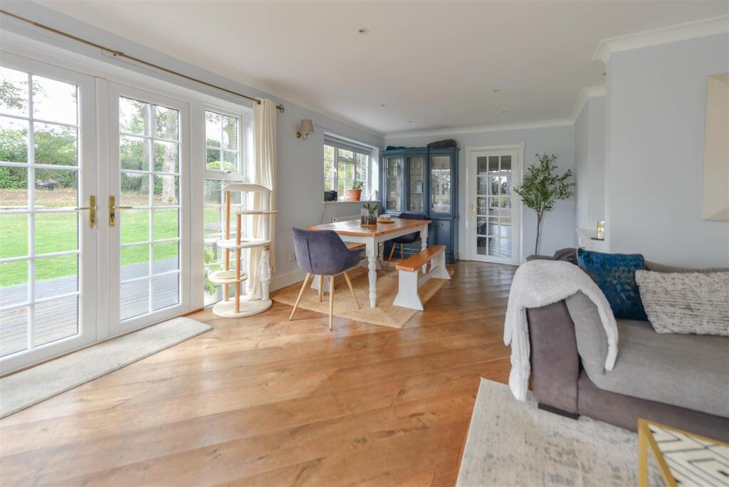 LOUNGE/DINING ROOM