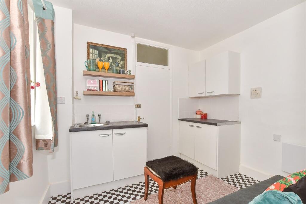 Lounge/ Kitchen