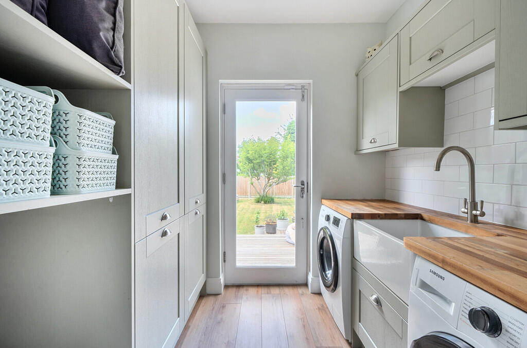 1290471-15-683d9a...