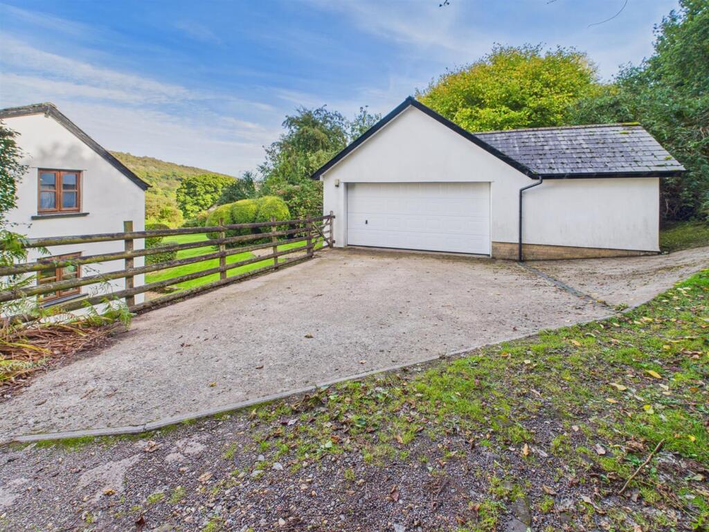 DETACHED DOUBLE GARAGE
