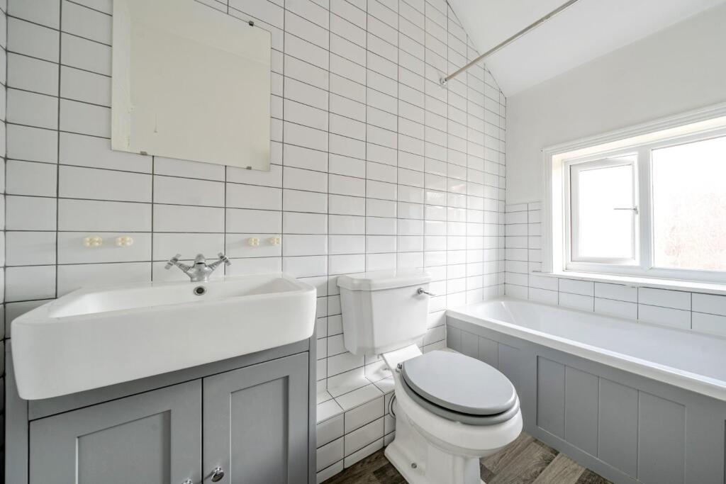 UPSTAIRS BATHROOM.jpg