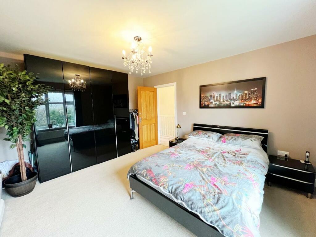 Bedroom 1 pic 3.jpg